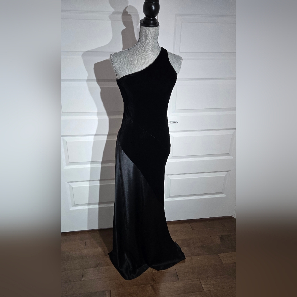 Jones New York Black One-Shoulder Gown